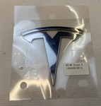 Логотип оригинальный "T" передний для Tesla Model Y 1494949-00-A 1494950-00-A